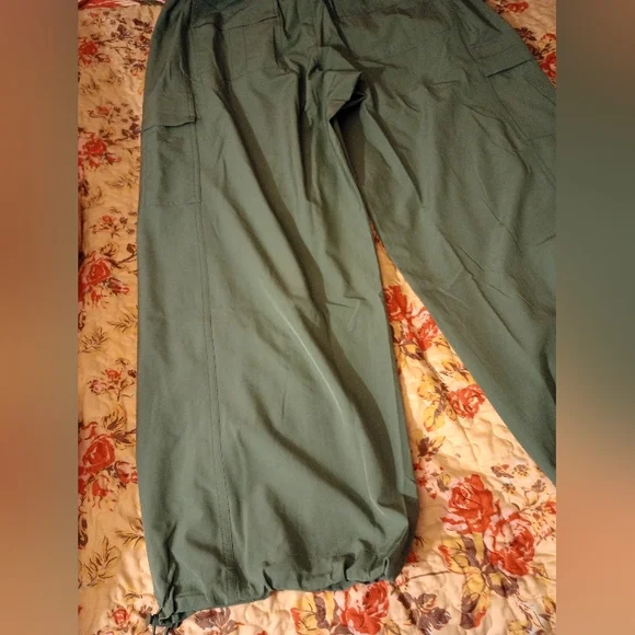 NWT Olive Green High Rise Cargo Pants for Women - Relaxed Fit - Picture 14 of 16